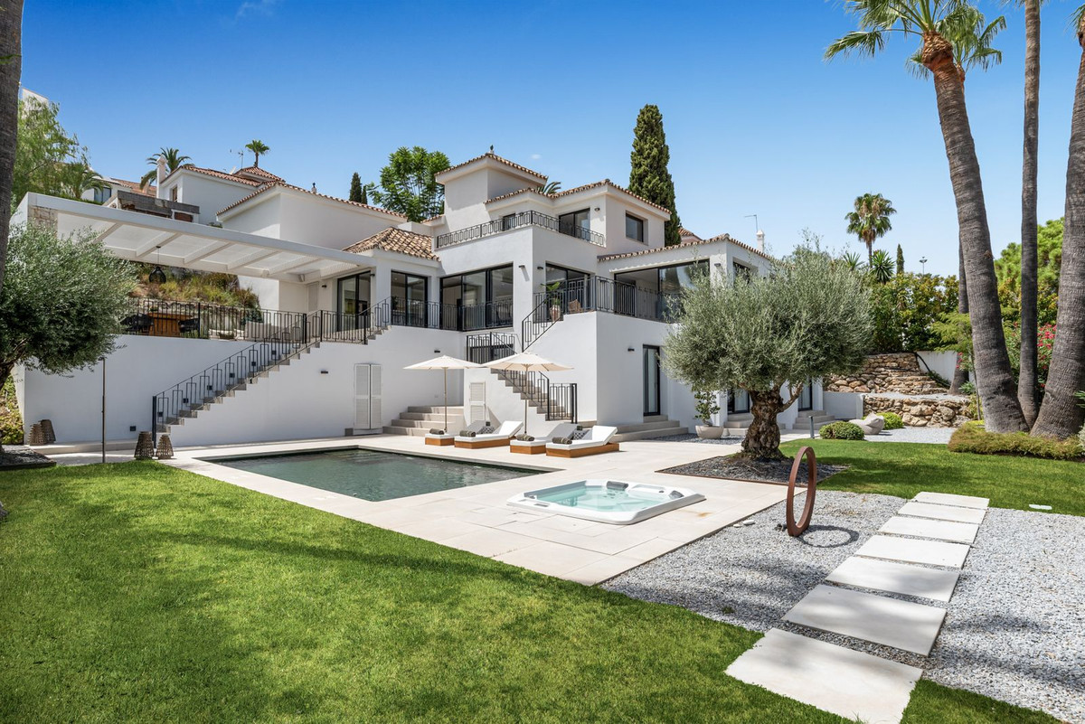 Villa in Los Naranjos Hill Club with pool, jacuzzi and terraced garden