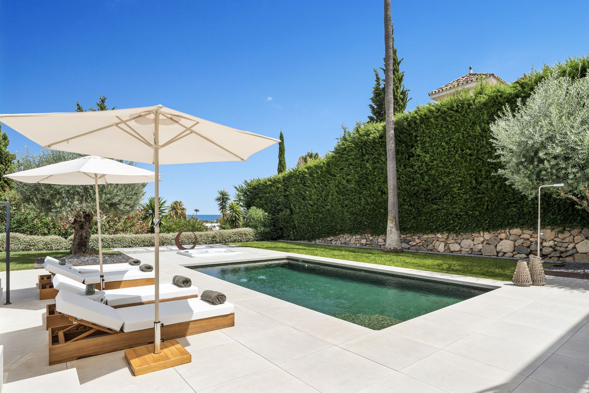 Pool with sea view over the garden hedge toward the Mediterranean