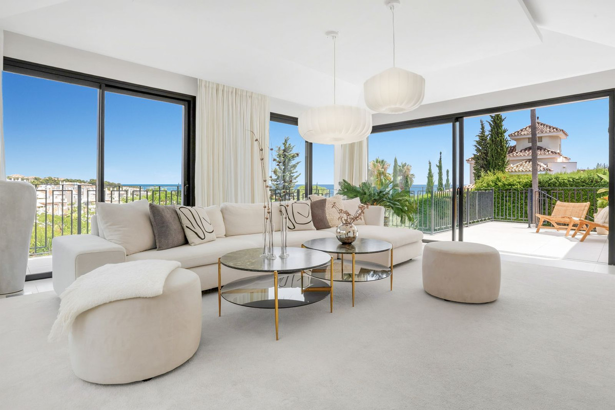 Living room with sea view and opening onto the terrace