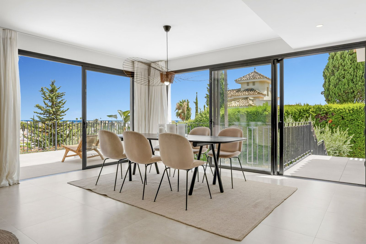 Dining area with sea view and terrace opening