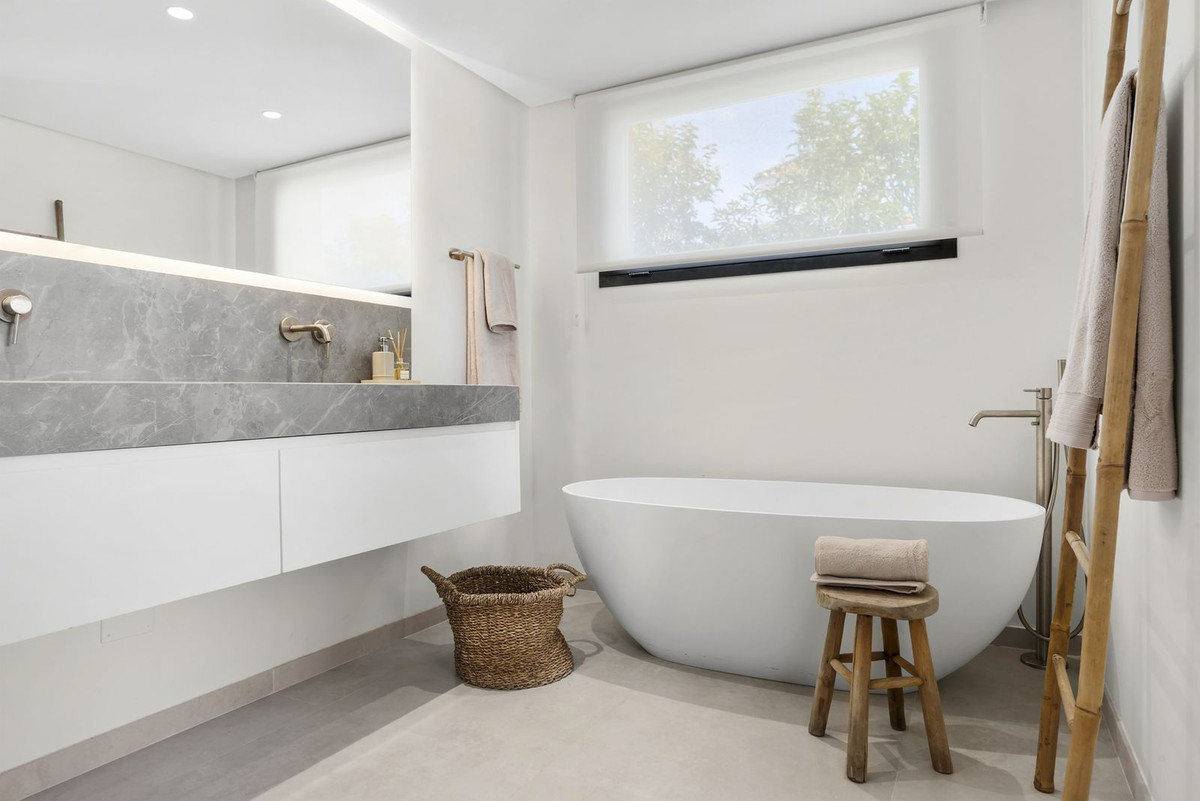 Bathroom with freestanding bath and daylight